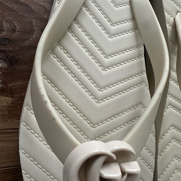 Gucci Chevron Cream Sandals - Picture 5 of 6